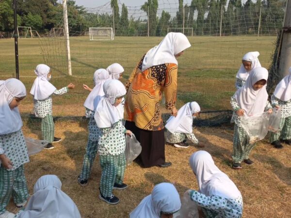 Anak-Anak TA-TK Al-Azhar Syifa Budi Legenda Bergandengan Tangan Lawan Polusi Udara di World Clean Up Day 2023